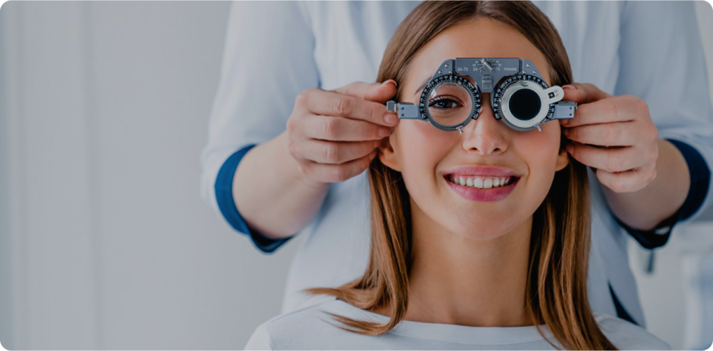 Profissional fazendo exame de vista em uma mulher.