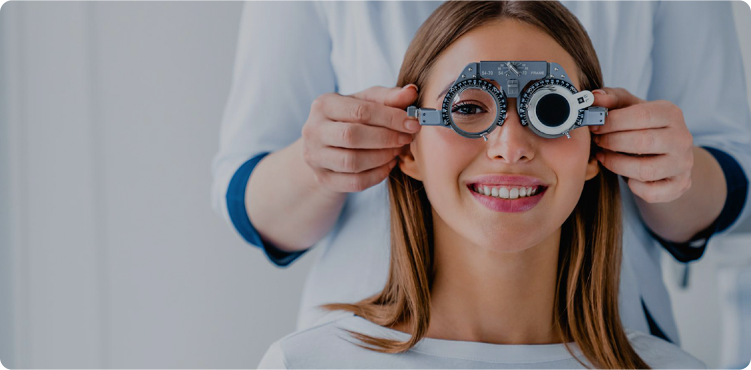 Profissional fazendo exame de vista em uma mulher.